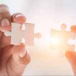 商业解决方案、成功和战略概念商人手接拼图