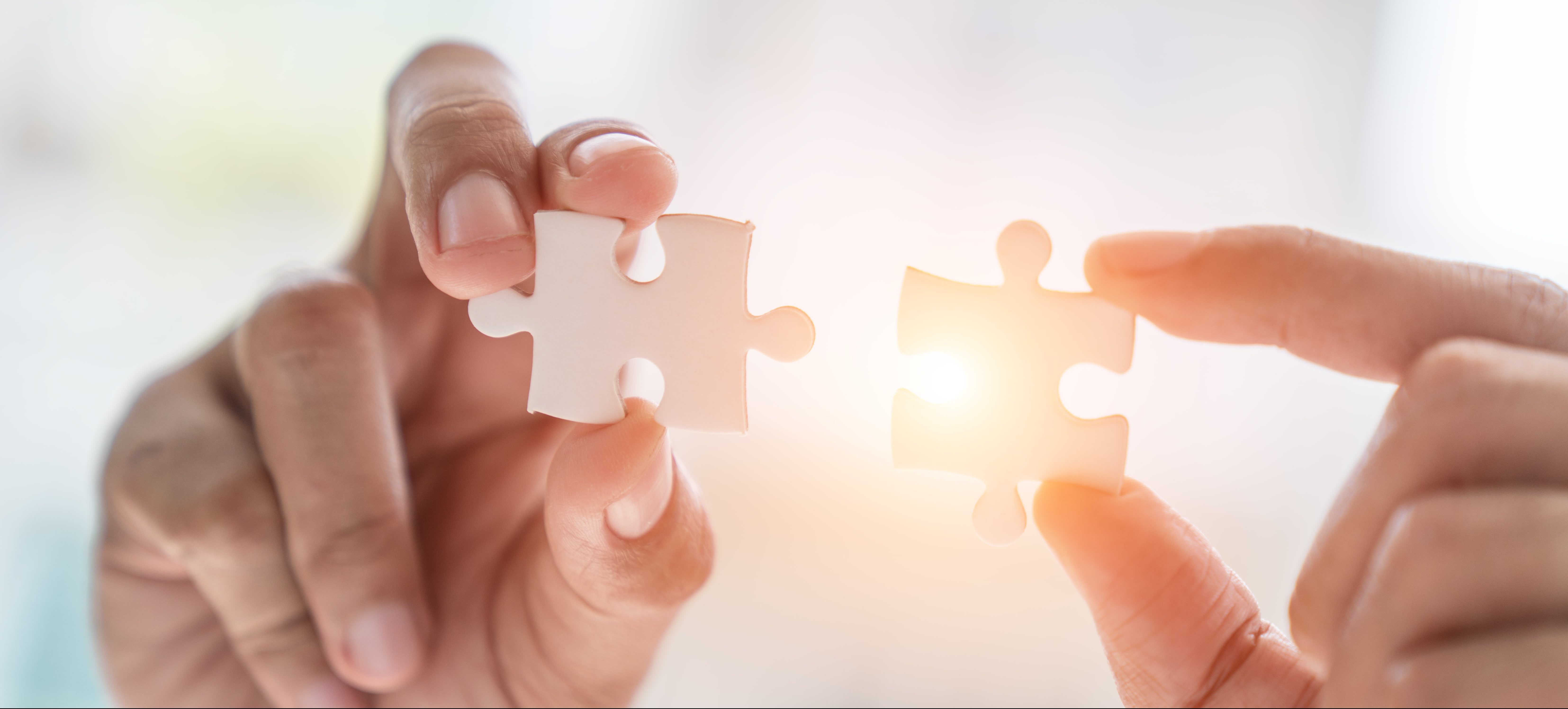 商业解决方案、成功和战略概念商人手接拼图